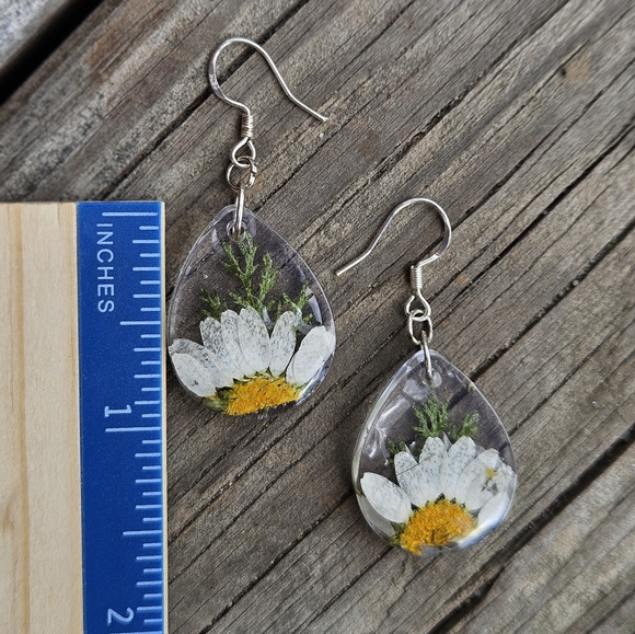 Beautiful Daisy Flower Handmade Earrings - Picture 2 of 2